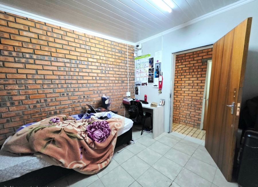 11 Bedroom Property for Sale in Brandwag Free State